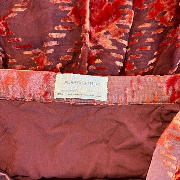 Urban outfitters UO Vera Burnout Velvet Flippy
Mini Skirt size xs - Picture 8 of 9